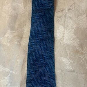 Gucci Men's Tie in Deep Blue with Wave Design-Vintage